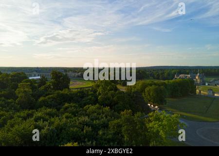 Chantilly (Oise) d'en haut avec à gauche, les 'Grande Ecuries' avec une vue partielle sur la piste de courses hippiques et à droite, une vue partielle Banque D'Images