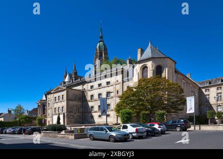 Bayeux, France - 06 août 2020 : Palais épiscopal de Bayeux (ou Palais épiscopal de Bayeux) avec la flèche de la cathédrale derrière lui. Banque D'Images