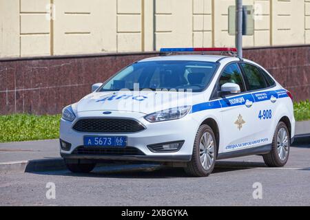 Ekaterinburg, Russie - 15 juillet 2018: Voiture de police du service de patrouille routière (russe: Дорожно-патрульная служба, или Дорожно-постовая служба - ДПС) par Banque D'Images