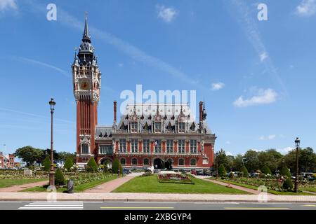 Calais, France - 22 juin 2020 : L'hôtel de ville est un bâtiment conçu par l'architecte Louis Debrouwer, construit de 1911 à 1923. Son beffroi a été classé A. Banque D'Images