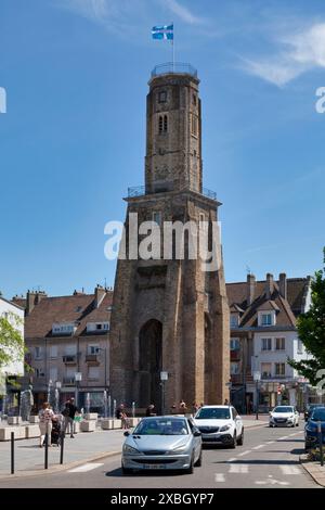 Calais, France - 22 juin 2020 : la Tour du guet est une tour de guet du XIIIe siècle située sur la place d'armes derrière l'Hôtel de ville. Il est de 39 mètres (128 Banque D'Images