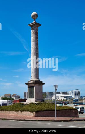 Calais, France - 22 juin 2020 : la colonne Louis XVIII est une colonne commémorative du débarquement de Louis XVIII à Calais en 1814. Banque D'Images