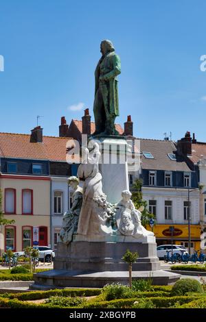 Calais, France - 22 juin 2020 : le monument Jacquard, créé par le sculpteur Marius Roussel, a été inauguré devant le Grand Théâtre en 1910. Banque D'Images