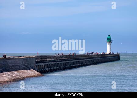 Calais, France - 22 juin 2020 : phare de navigation au bout de la jetée ouest. Banque D'Images