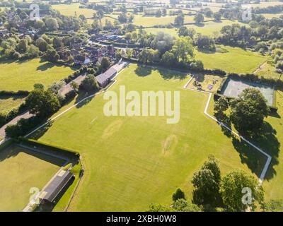 vue aérienne des champs du millénaire biddenden et du terrain de loisirs dans le kent Banque D'Images