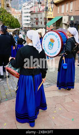 Groupe de musique folklorique ibérique du Nord-Ouest en tenue traditionnelle lors du dévoilement d'une nouvelle sculpture Oviedo Asturias Espagne Banque D'Images