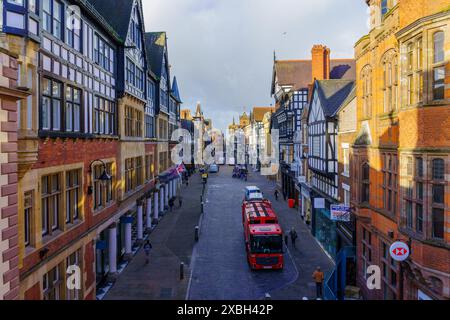 Chester, Royaume-Uni - 10 octobre 2022 : vue sur la rue historique Rows et les bâtiments, avec les habitants et les visiteurs, à Chester, Cheshire, Angleterre, Royaume-Uni Banque D'Images