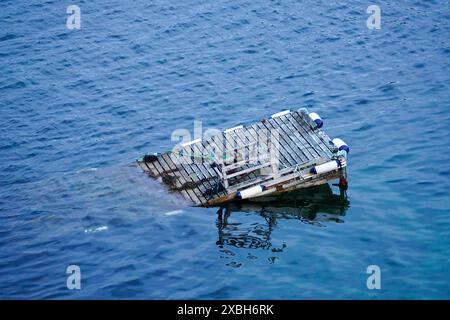 Un quai flottant partiellement submergé sur les eaux près de la route de l'océan Atlantique. Norvège. Banque D'Images