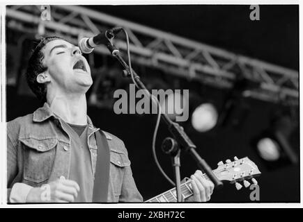 KELLY JONES, STEREOPHONICS, 1997 : une jeune Kelly Jones du groupe de rock Stereophonics jouant tôt dans la journée à Cardiff Music in the Bay le 14 juin 1997 à Cardiff, pays de Galles, Royaume-Uni. Le groupe était sur le point de devenir énorme. Photo : Rob Watkins. INFO : Stereophonics, un groupe de rock gallois, a émergé au milieu des années 90 avec un son gravitty et des paroles émouvantes. Des tubes comme « Dakota » et « Maybe Tomorrow » les ont propulsés vers un succès international, mettant en vedette les voix rauques de Kelly Jones et leur capacité à créer des hymnes qui résonnent profondément avec les auditeurs. Banque D'Images