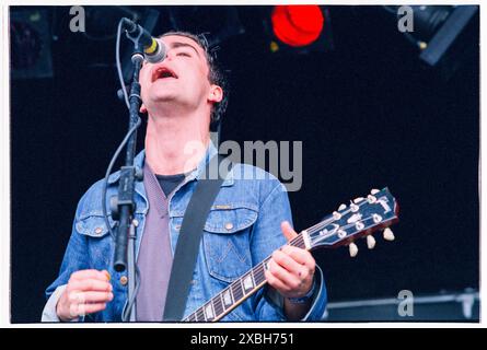 KELLY JONES, STEREOPHONICS, 1997 : une jeune Kelly Jones du groupe de rock Stereophonics jouant tôt dans la journée à Cardiff Music in the Bay le 14 juin 1997 à Cardiff, pays de Galles, Royaume-Uni. Le groupe était sur le point de devenir énorme. Photo : Rob Watkins. INFO : Stereophonics, un groupe de rock gallois, a émergé au milieu des années 90 avec un son gravitty et des paroles émouvantes. Des tubes comme « Dakota » et « Maybe Tomorrow » les ont propulsés vers un succès international, mettant en vedette les voix rauques de Kelly Jones et leur capacité à créer des hymnes qui résonnent profondément avec les auditeurs. Banque D'Images