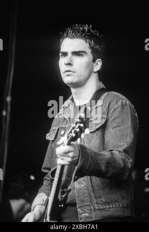 KELLY JONES, STEREOPHONICS, 1997 : une jeune Kelly Jones du groupe de rock Stereophonics jouant tôt dans la journée à Cardiff Music in the Bay le 14 juin 1997 à Cardiff, pays de Galles, Royaume-Uni. Le groupe était sur le point de devenir énorme. Photo : Rob Watkins. INFO : Stereophonics, un groupe de rock gallois, a émergé au milieu des années 90 avec un son gravitty et des paroles émouvantes. Des tubes comme « Dakota » et « Maybe Tomorrow » les ont propulsés vers un succès international, mettant en vedette les voix rauques de Kelly Jones et leur capacité à créer des hymnes qui résonnent profondément avec les auditeurs. Banque D'Images