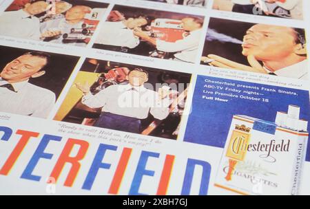 Viersen, Allemagne - 9 mai. 2024 : vieux magazine rétro Chesterfield publicité de cigarettes avec la célébrité Frank Sinatra des années 50 Banque D'Images