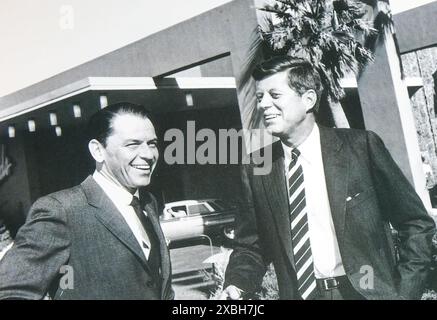 Viersen, Allemagne - 9 mai. 2024 : Frank Sinatra (à gauche) rencontre l'ancien président américain John F. Kennedy, Palm Springs, vers 1950 Banque D'Images