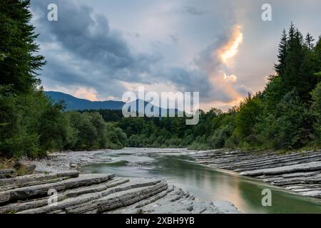 Ruisseau de la rivière Taugl au coucher du soleil près de Salzbourg, Autriche, Europe Banque D'Images