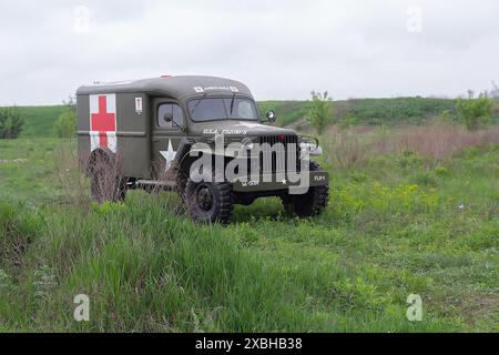 Kiev, Ukraine - 09 mai 2019 : jeep ambulance de la seconde Guerre mondiale Dodge WC54 au festival de la reconstruction historique Banque D'Images