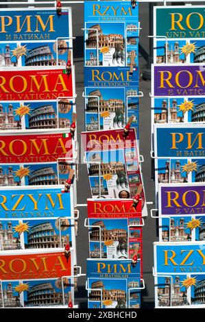 Italie, Latium, Rome, guides sur l'affichage à l'extérieur d'un magasin Banque D'Images