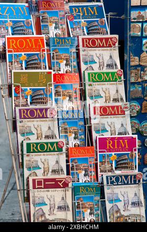 Italie, Latium, Rome, guides sur l'affichage à l'extérieur d'un magasin Banque D'Images