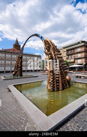 Italie, Lazio, Tivoli. Place Giuseppe Garibaldi, fontaine de l'Arc par Arnaldo Pomodoro Banque D'Images