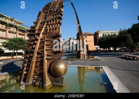 Italie, Lazio, Tivoli. Place Giuseppe Garibaldi, fontaine de l'arc par Arnaldo Pomodoro arrière-plan le château de Rocca Pia Banque D'Images