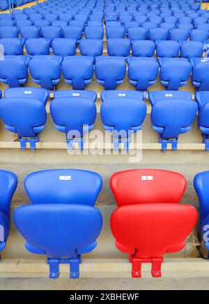 Chaise de stade sur un fond jaune Banque D'Images