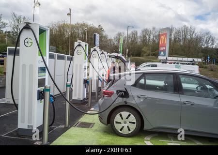 Les véhicules électriques se chargent à la station-service de l'autoroute Annandale sur l'A74 (M) près de Lockerbie Écosse Banque D'Images