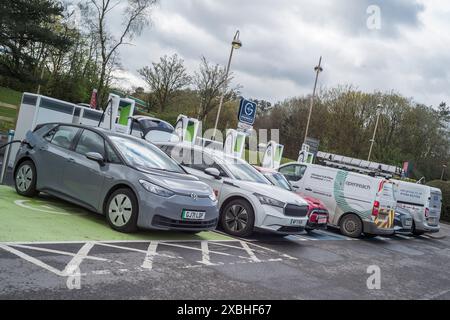 Les véhicules électriques se chargent à la station-service de l'autoroute Annandale sur l'A74 (M) près de Lockerbie Écosse Banque D'Images