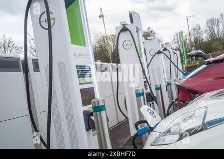 Les véhicules électriques se chargent à la station-service de l'autoroute Annandale sur l'A74 (M) près de Lockerbie Écosse Banque D'Images