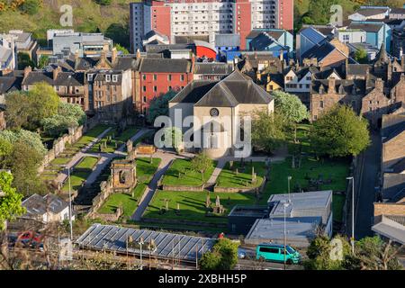 Ville d'Édimbourg, Écosse, Royaume-Uni, Canongate Kirkyard (cimetière) autour de l'église Canongate Kirk, vue d'en haut. Banque D'Images