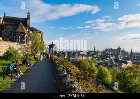 Ville d'Édimbourg en Écosse, Royaume-Uni, vue depuis une ruelle sur la colline de Calton au coucher du soleil. Banque D'Images