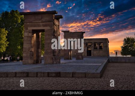 Vue panoramique sur le temple Debod au crépuscule à Madrid Banque D'Images