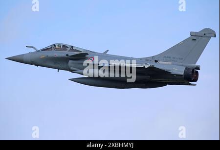 Ein Kampfflugzeug der französischen Luftwaffe vom Typ Dassault Rafale C beim Start vom Fliegerhorst Schleswig-Jagel. Die Luftwaffenübung NATO Tiger meet NTM ist eine gemeinsame miliärische Übung von Luftwaffen-Verbänden aus NATO-Mitgliedstaaten und befreundeten Ländern. SIE findet vom 03. bis 13. Juni 2024 auf dem deutschen Fliegerhorst Schleswig-Jagel statt. Schleswig Schleswig-Holstein Deutschland *** Un chasseur Dassault Rafale C de l'armée de l'air française décollant de la base aérienne du Schleswig Jagel L'exercice aérien OTAN Tiger Meet NTM est un exercice militaire conjoint d'unités de l'armée de l'air Banque D'Images