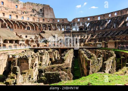 Les entrailles du Colosso (Colisée) le célèbre lieu de gladiateurs qui se trouvait au cœur du divertissement romain. Banque D'Images