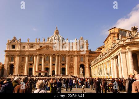 Les foules se rassemblent devant la Basilica di san Pietro (Basilique St Peters) dans l'espoir d'apercevoir le Pape dans la Cité du Vatican, Rome, Italie Banque D'Images