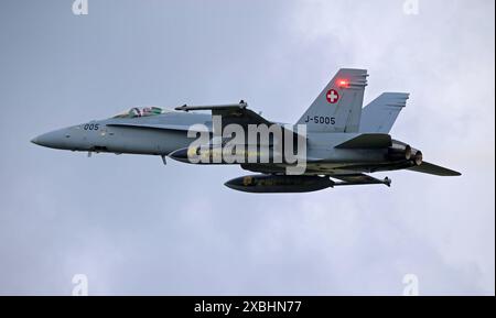 Ein Kampfflugzeug der Schweizer Luftwaffe der Fliegerstaffel 11 vom Typ FA-18 Hornet mit der Kennung J-5005 beim Start vom Fliegerhorst Schlewig-Jagel. Die Luftwaffenübung NATO Tiger meet NTM ist eine gemeinsame miliärische Übung von Luftwaffen-Verbänden aus NATO-Mitgliedstaaten und befreundeten Ländern. SIE findet vom 03. bis 13. Juni 2024 auf dem deutschen Fliegerhorst Schleswig-Jagel statt. Schleswig Schleswig-Holstein Deutschland *** Un chasseur de l'armée de l'air suisse de Fliegerstaffel 11 type FA 18 Hornet immatriculé J 5005 décollant de la base aérienne de Schlewig Jagel Banque D'Images