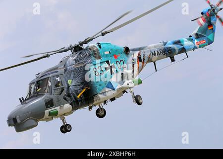 Ein Helikopter der deutschen Marine vom Typ Westland Super Lynx Mk.88A mit der Kennung 8302 mit Sonderlackierung. Die Luftwaffenübung NATO Tiger meet NTM ist eine gemeinsame miliärische Übung von Luftwaffen-Verbänden aus NATO-Mitgliedstaaten und befreundeten Ländern. SIE findet vom 03. bis 13. Juni 2024 auf dem deutschen Fliegerhorst Schleswig-Jagel statt. Schleswig Schleswig-Holstein Deutschland *** Un hélicoptère de la marine allemande du type Westland Super Lynx Mk 88A avec l'identification 83 02 avec une livrée spéciale L'exercice de la force aérienne NATO Tiger Meet NTM est un exercice militaire conjoint d'air pour Banque D'Images