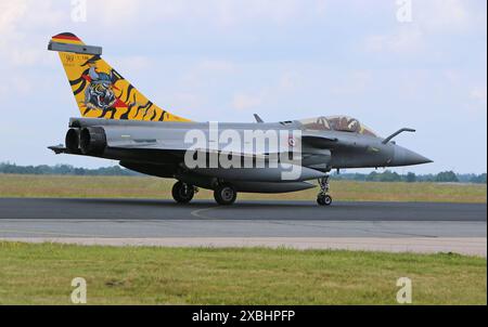 Ein Kampfflugzeug der französischen Luftwaffe vom Typ Dassault Rafale C mit Sonderlackierung Nordsee Tiger Nach der Landung auf dem Fliegerhorst Schleswig-Jagel. Die Luftwaffenübung NATO Tiger meet NTM ist eine gemeinsame miliärische Übung von Luftwaffen-Verbänden aus NATO-Mitgliedstaaten und befreundeten Ländern. SIE findet vom 03. bis 13. Juni 2024 auf dem deutschen Fliegerhorst Schleswig-Jagel statt. Schleswig Schleswig-Holstein Deutschland *** Un chasseur Dassault Rafale C de l'armée de l'air française avec une livrée spéciale Tiger de la mer du Nord après avoir atterri à la base aérienne Schleswig Jagel le Tiger M de l'OTAN Banque D'Images