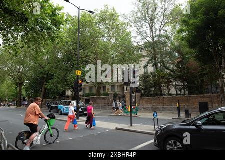 Un drapeau russe est vu à l'extérieur de l'ambassade de Russie à Londres alors que les médias suggèrent que des mercenaires semblent avancer vers Moscou en Russie. Banque D'Images