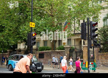 Un drapeau russe est vu à l'extérieur de l'ambassade de Russie à Londres alors que les médias suggèrent que des mercenaires semblent avancer vers Moscou en Russie. Banque D'Images