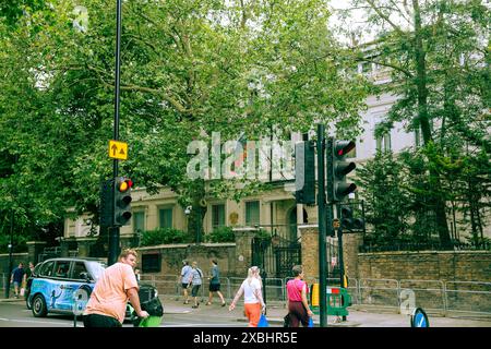 Un drapeau russe est vu à l'extérieur de l'ambassade de Russie à Londres alors que les médias suggèrent que des mercenaires semblent avancer vers Moscou en Russie. Banque D'Images