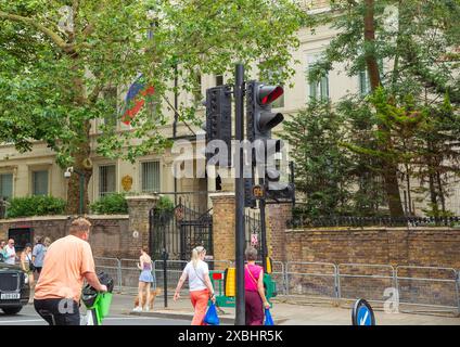 Un drapeau russe est vu à l'extérieur de l'ambassade de Russie à Londres alors que les médias suggèrent que des mercenaires semblent avancer vers Moscou en Russie. Banque D'Images