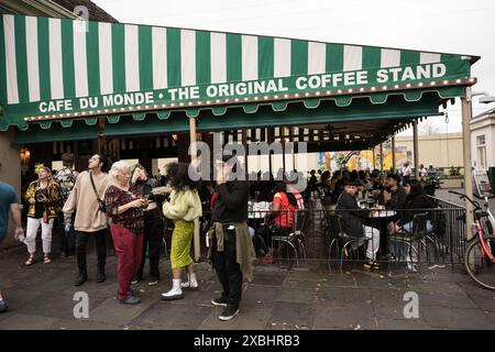 L'emblématique Cafe du monde, situé dans le quartier français de la Nouvelle-Orléans, est réputé pour ses beignets et son café. Ses clients apprécient son atmosphère animée. Banque D'Images