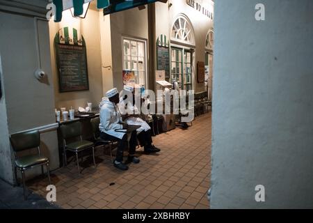 L'emblématique Cafe du monde, situé dans le quartier français de la Nouvelle-Orléans, est réputé pour ses beignets et son café. Ses clients apprécient son atmosphère animée. Banque D'Images