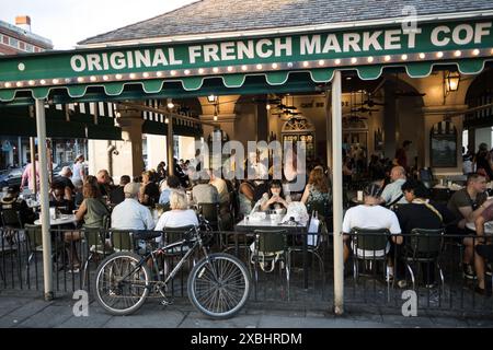 L'emblématique Cafe du monde, situé dans le quartier français de la Nouvelle-Orléans, est réputé pour ses beignets et son café. Ses clients apprécient son atmosphère animée. Banque D'Images