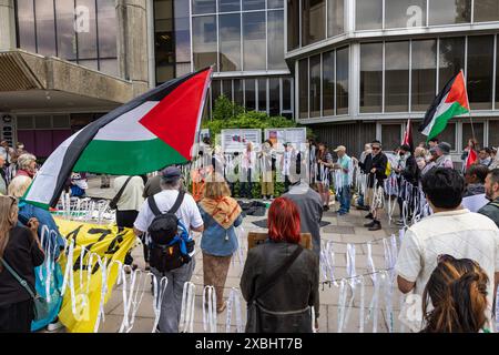 Hove, Royaume-Uni. 5 juin 2024. Les militants de Stop L3Harris manifestent devant la mairie de Hove avec une installation artistique comprenant des rubans portant les noms de centaines d'enfants tués à Gaza depuis le 7 octobre avant une réunion du Comité de planification du conseil municipal de Brighton et Hove pour envisager le maintien permanent d'une extension temporaire d'un bâtiment appartenant à la ville par le fabricant d'armes L3Harris au Home Farm Business Centre. Les conseillers municipaux de Brighton et Hove rejettent plus tard à l'unanimité les plans soumis par L3Harris. Crédit : Mark Kerrison/Alamy Live News Banque D'Images