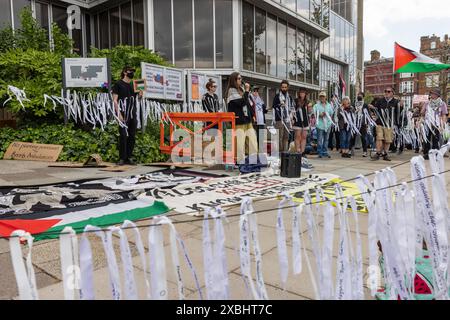 Brighton, Royaume-Uni. 5 juin 2024. Les militants de Stop L3Harris protestent devant la mairie de Hove avec une installation artistique composée de rubans portant les noms de centaines d'enfants tués à Gaza depuis le 7 octobre avant une réunion du Comité de planification du conseil municipal de Brighton et Hove pour envisager le maintien permanent d'une extension temporaire d'un bâtiment propriété du fabricant d'armes L3Harris au Home Farm Business Centre. Les conseillers municipaux de Brighton et Hove rejettent plus tard à l'unanimité les plans soumis par L3Harris. Crédit : Mark Kerrison/Alamy Live News Banque D'Images