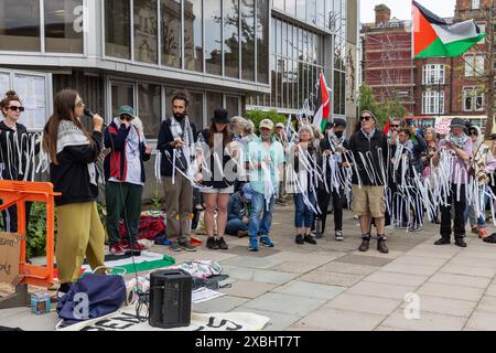 Brighton, Royaume-Uni. 5 juin 2024. Les militants de Stop L3Harris protestent devant la mairie de Hove avec une installation artistique composée de rubans portant les noms de centaines d'enfants tués à Gaza depuis le 7 octobre avant une réunion du Comité de planification du conseil municipal de Brighton et Hove pour envisager le maintien permanent d'une extension temporaire d'un bâtiment propriété du fabricant d'armes L3Harris au Home Farm Business Centre. Les conseillers municipaux de Brighton et Hove rejettent plus tard à l'unanimité les plans soumis par L3Harris. Crédit : Mark Kerrison/Alamy Live News Banque D'Images