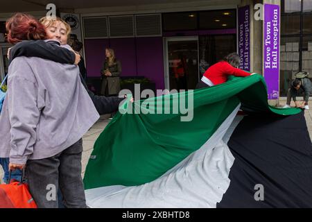 Brighton, Royaume-Uni. 5 juin 2024. Les militants de Stop L3Harris célèbrent devant l'hôtel de ville de Hove après un vote unanime contre le maintien permanent d'une extension temporaire d'un bâtiment appartenant au fabricant d'armes L3Harris au Home Farm Business Centre par les conseillers assistant à une réunion du comité de planification du conseil municipal de Brighton et Hove. Crédit : Mark Kerrison/Alamy Live News Banque D'Images