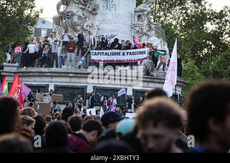 Des manifestants participent à la manifestation. À la suite de la victoire de Jordan Bardella, du rassemblement national, aux élections européennes du 9 juin et de la décision controversée du président français Emmanuel Macron de dissoudre l'Assemblée nationale, des milliers de personnes se sont rassemblées pour la troisième journée consécutive à la place République dans une manifestation massive contre l’extrême droite et en faveur de la coalition du Front populaire, créée par les partis de gauche la France insoumise, les socialistes, les communistes et les écologistes. Banque D'Images