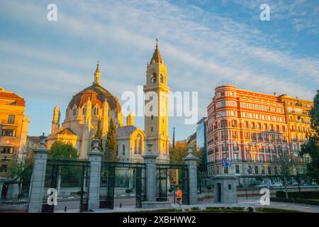 San Manuel y San Benito eglise vue du parc du Retiro, à l'aube. Madrid, Espagne. Banque D'Images