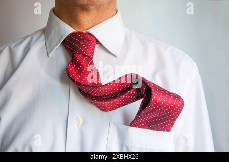 Homme avec sa cravate dans la poche de sa chemise. Fermer la vue. Banque D'Images